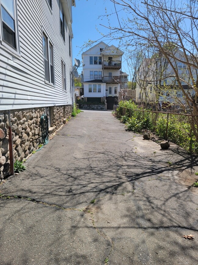 31 Young St in Waterbury, CT - Building Photo - Building Photo