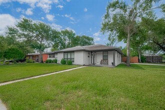 8057 Ridgeview Dr in Houston, TX - Building Photo - Building Photo