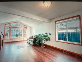 1856 Northwood Dr in Central Point, OR - Building Photo