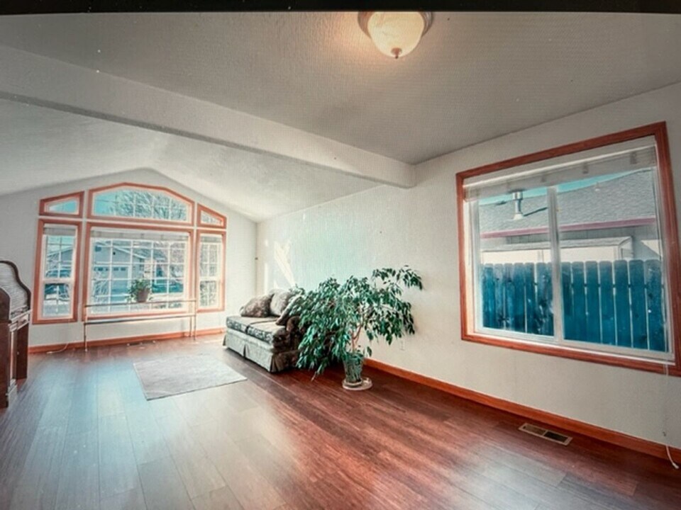 1856 Northwood Dr in Central Point, OR - Building Photo