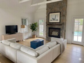 35 Cove Dr in Sag Harbor, NY - Building Photo - Building Photo