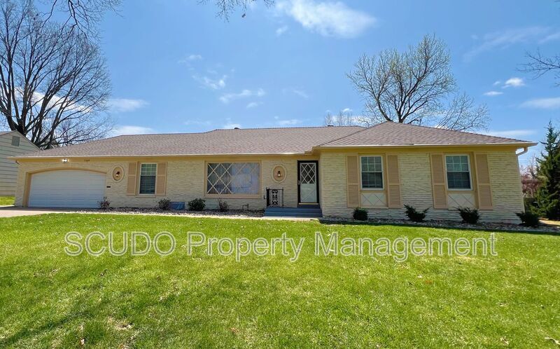 7309 W 100th Pl in Overland Park, KS - Building Photo