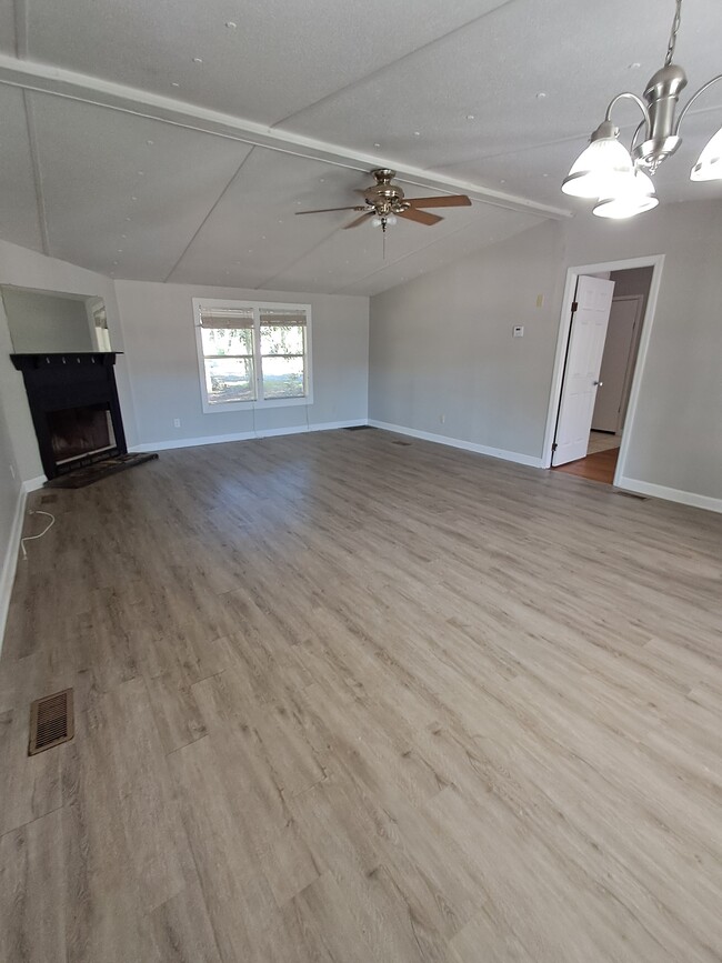 235 Gail Dr in Satsuma, FL - Building Photo - Building Photo