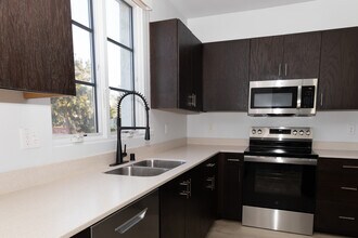 Santa Clara Courts in Ventura, CA - Foto de edificio - Building Photo