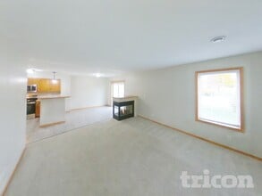 13758 Flay Ave N in Hugo, MN - Foto de edificio - Building Photo