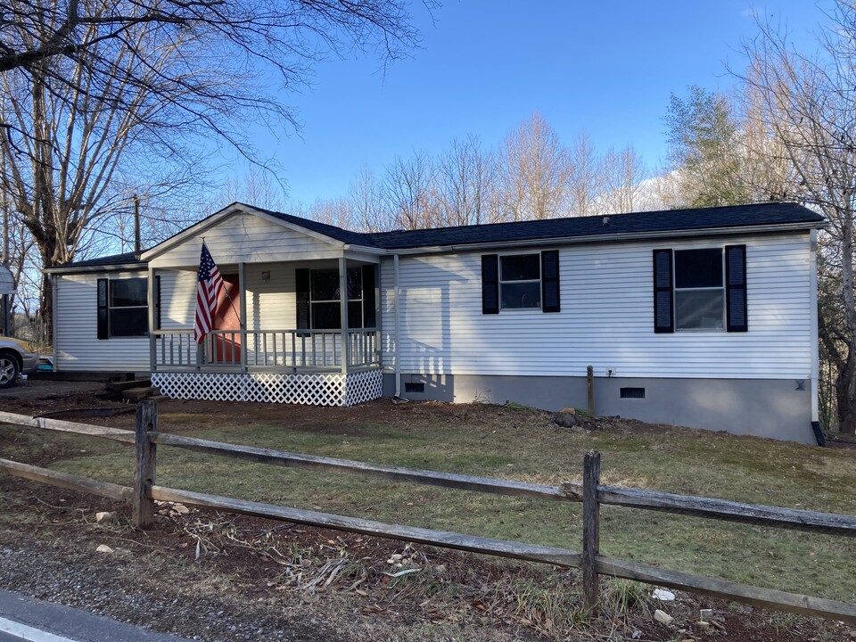 867 Flint Hill Rd in North Wilkesboro, NC - Building Photo