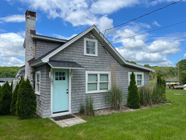 61 Old Black Point Rd in East Lyme, CT - Building Photo - Building Photo