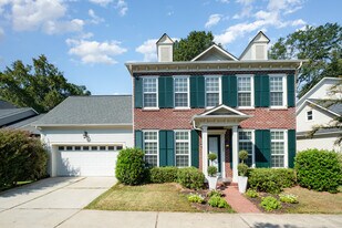 1025 N Sharon Amity Rd in Charlotte, NC - Building Photo