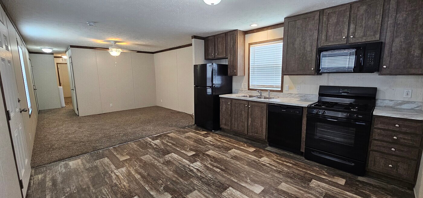 248 Magnolia Pl in Belleville, MI - Building Photo