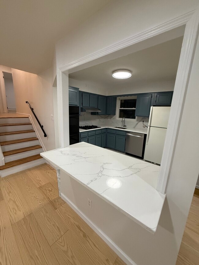 30 Bay 37th St, Unit 3 in Brooklyn, NY - Foto de edificio - Building Photo