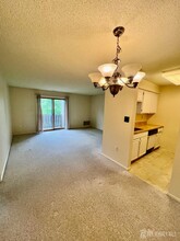 1317 Ravens Crest Dr in Plainsboro, NJ - Foto de edificio - Building Photo