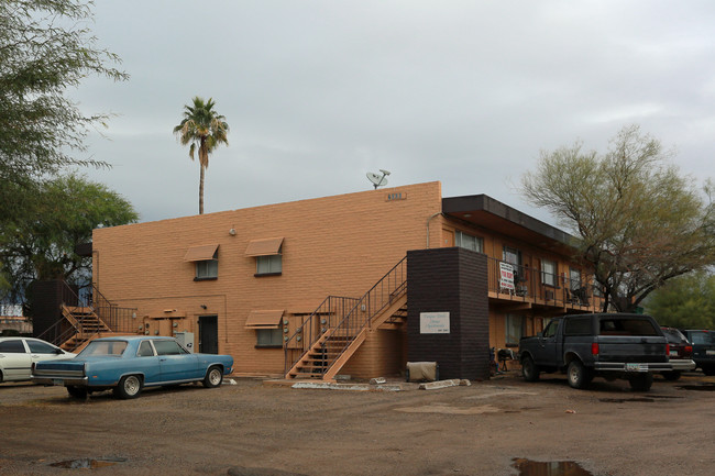 Tanque Verde Arms Apartment in Tucson, AZ - Building Photo - Building Photo