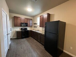 1015 Fir Ln in Lockhart, TX - Building Photo - Building Photo