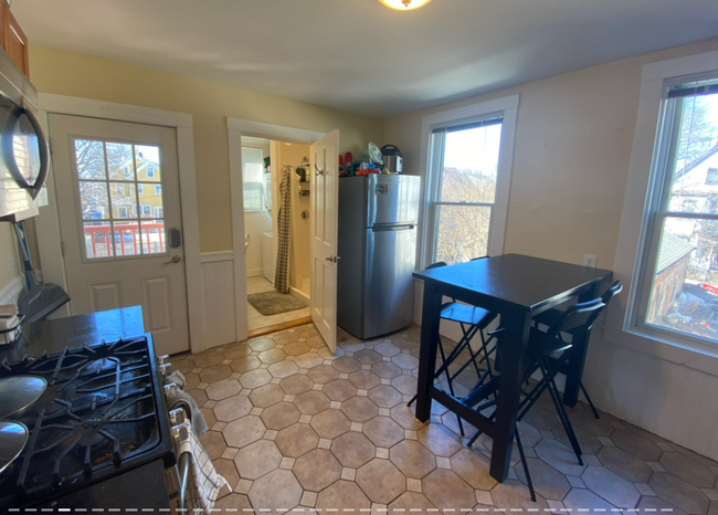 176 Elm St, Unit 2 in North Cambridge, MA - Foto de edificio - Building Photo