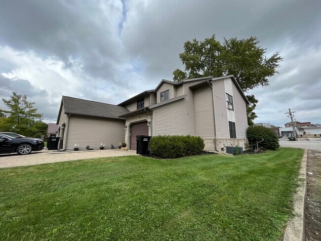 114 N Third St, Unit C in Pierceton, IN - Building Photo - Building Photo