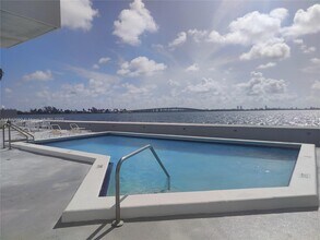 555 NE 30th St in Miami, FL - Building Photo - Building Photo