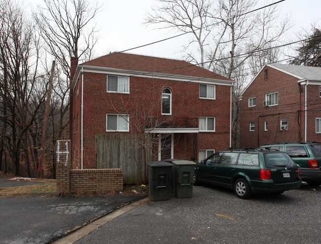 8202 Houston Ct in Takoma Park, MD - Foto de edificio - Building Photo