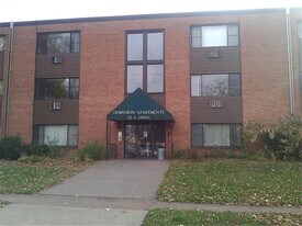 122 Spring St in River Falls, WI - Building Photo