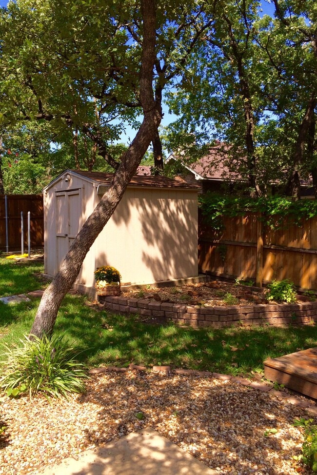 2405 Timber Trail in Denton, TX - Foto de edificio - Building Photo