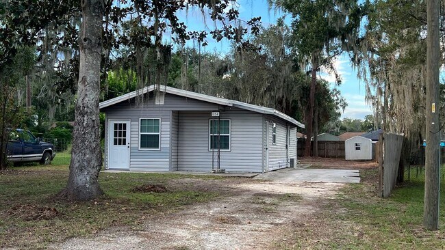 1134 Co Rd 464 in Lake Panasoffkee, FL - Foto de edificio - Building Photo