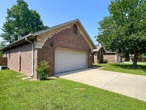 885 W Dustin Ln in Nixa, MO - Building Photo - Building Photo