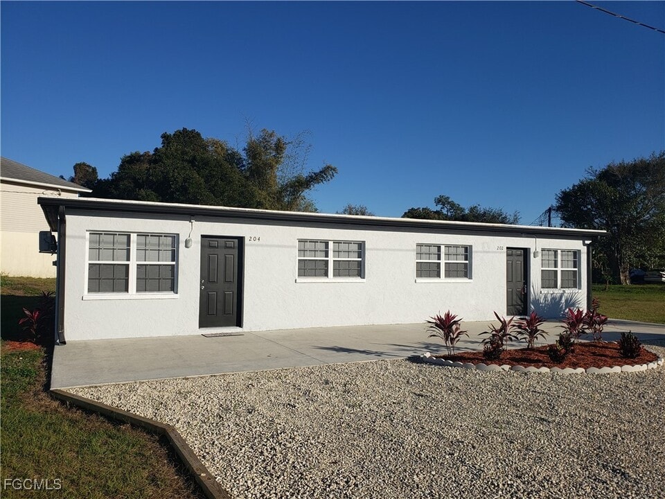 204 1st St in Ft. Myers, FL - Building Photo