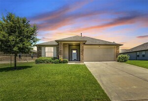 303 Marimoor Dr in Hutto, TX - Building Photo