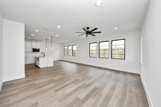 12010 Royal Oaks Banner Wy in Houston, TX - Building Photo - Building Photo