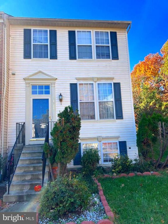 3922 Meadow Trail Ln in Hyattsville, MD - Foto de edificio