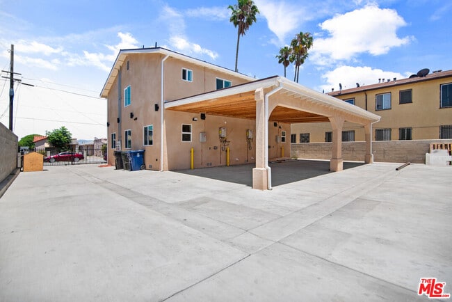 1120 W 110th St in Los Angeles, CA - Building Photo - Building Photo