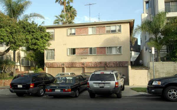 11743 Dorothy St in Los Angeles, CA - Building Photo