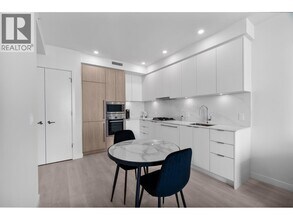 537 Cottonwood Ave in Coquitlam, BC - Building Photo - Building Photo