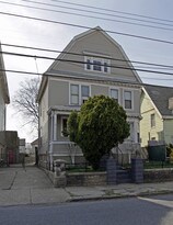 100 Harbor Rd in Staten Island, NY - Building Photo