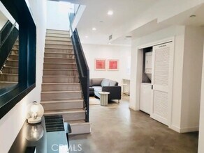 2301 Cloverdale Ave, Unit 2 in Los Angeles, CA - Building Photo - Building Photo