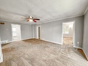 422 S Hocker Ave in Independence, MO - Building Photo - Building Photo