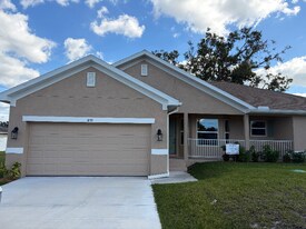 855 Cumberland Rd in Venice, FL - Building Photo