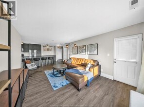 5000 Wyandotte St E in Windsor, ON - Building Photo - Building Photo