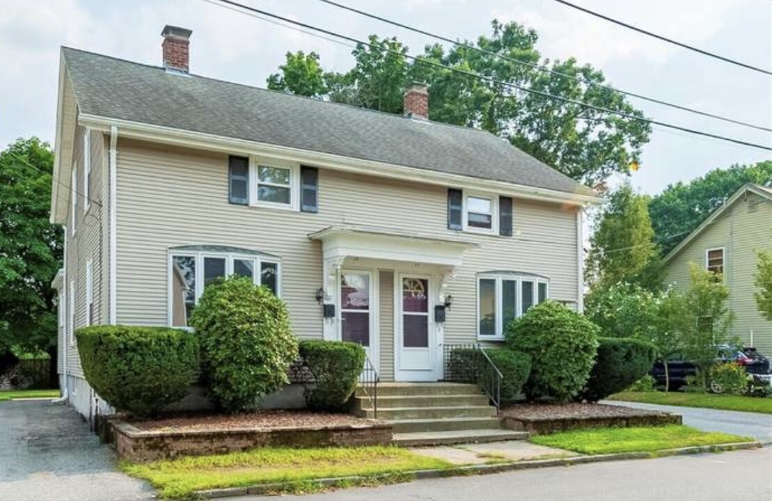 13 Chestnut Ave in Lincoln, RI - Foto de edificio