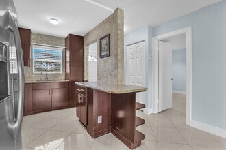 9851 Sandalfoot Blvd in Boca Raton, FL - Building Photo - Building Photo