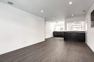 1330 N Crescent Heights Blvd. #5 in West Hollywood, CA - Building Photo - Building Photo