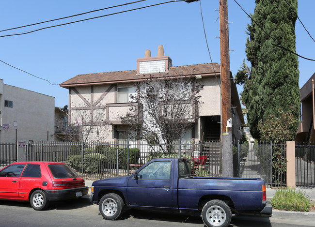 6651 Etiwanda Ave in Reseda, CA - Building Photo - Building Photo