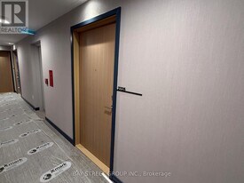 395 Square One Dr in Mississauga, ON - Building Photo