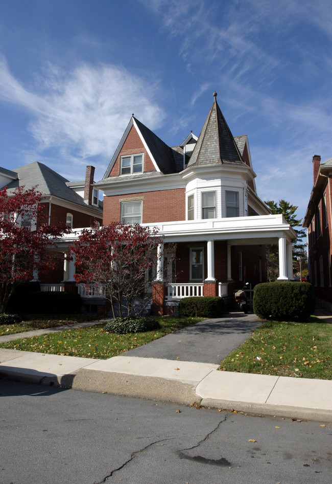 711 Oak Hill Ave in Hagerstown, MD - Foto de edificio - Building Photo