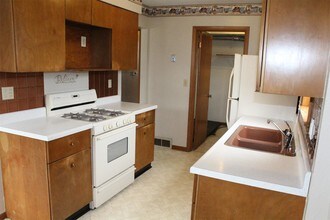2085 1st Ave-Unit -4 in Marion, IA - Building Photo - Building Photo