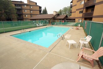 Pineridge Apartments in Edmonton, AB - Building Photo - Building Photo