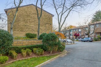 The Hills at Grasmere Condominiums in Staten Island, NY - Building Photo - Building Photo