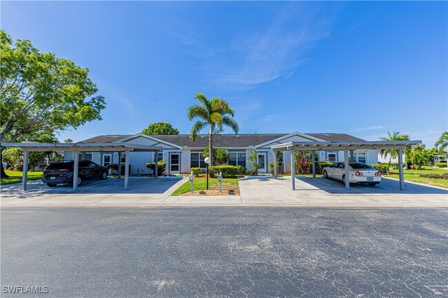 6807 Sandtrap Dr in Ft. Myers, FL - Foto de edificio - Building Photo