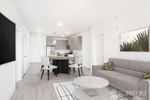 175 Quincy Ct, Unit B317 in Woodbridge Township, NJ - Building Photo