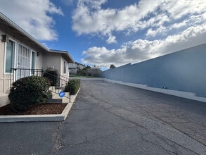 626 Civic Center Dr in Vista, CA - Building Photo - Building Photo
