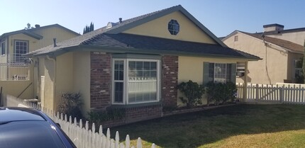 2242 Mira Vista Ave, Unit 2242B in Montrose, CA - Building Photo - Building Photo